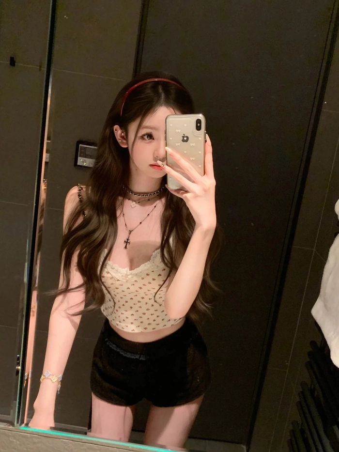 Gái xinh tóc ngắn che mặt bằng điện thoại cool