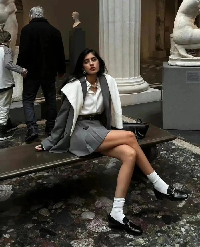 Gái xinh váy ngắn đen và boots cao cổ