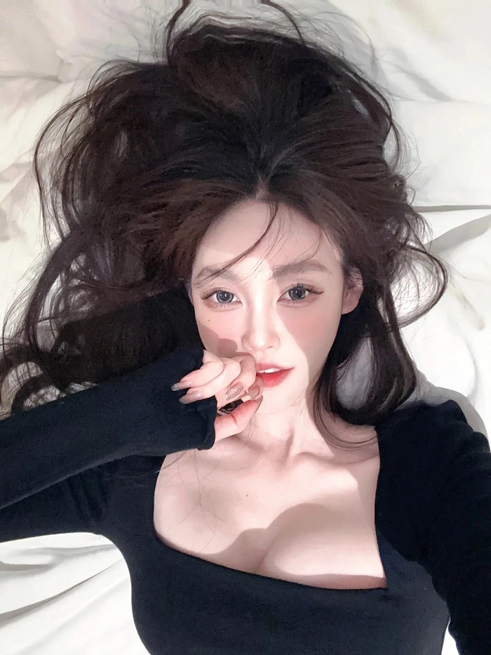 Gái xinh vú to với ánh mắt hút hồn