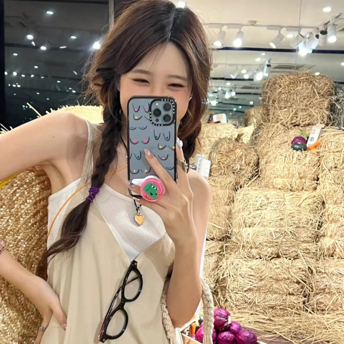 Hình gái xinh che mặt bằng điện thoại