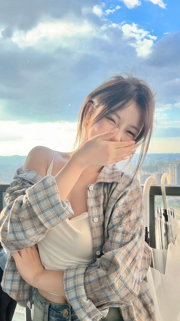 Hình gái xinh che mặt buộc tóc gọn