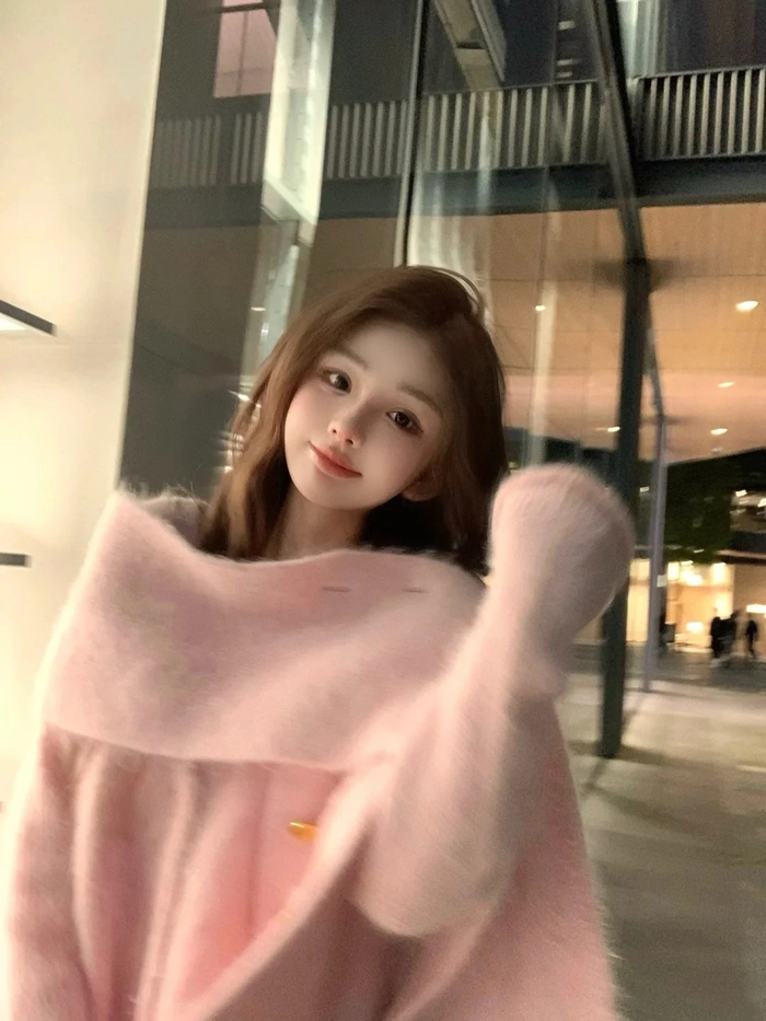 Hình gái xinh mặc pinky trong nhà