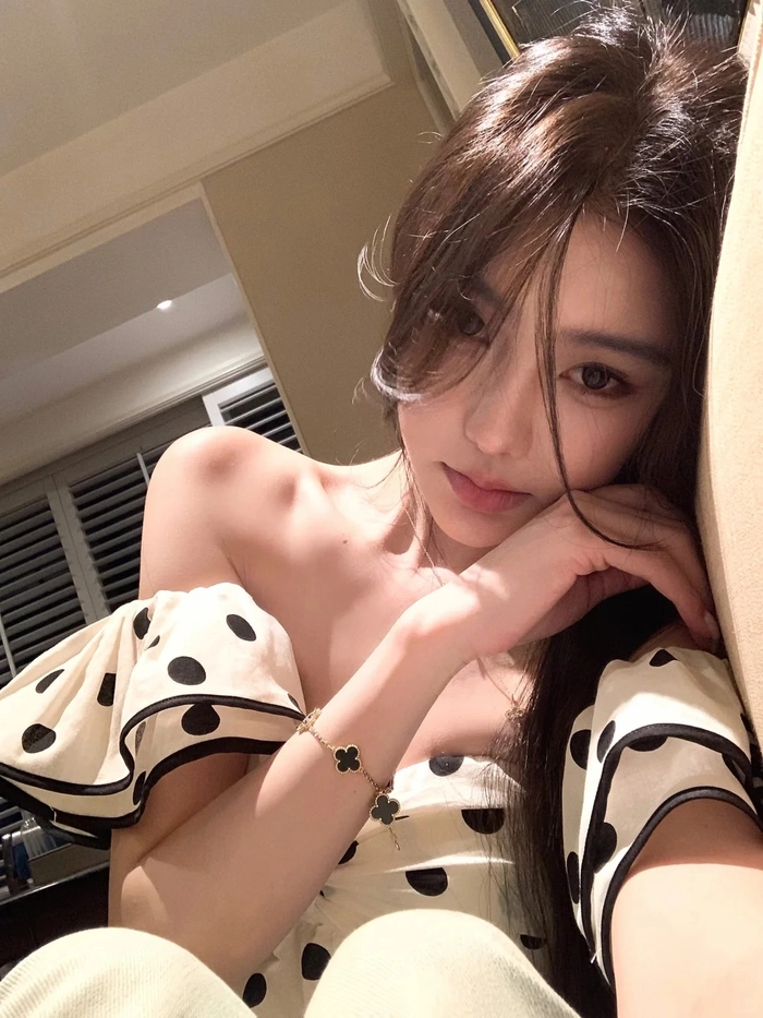 Hình gái xinh sexy ánh nhìn gợi cảm