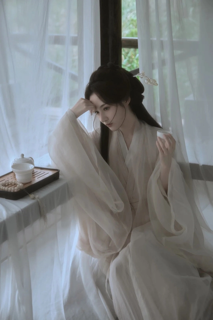 Thiếu nữ Trung Quốc cổ trang đẹp ngẩn ngơ