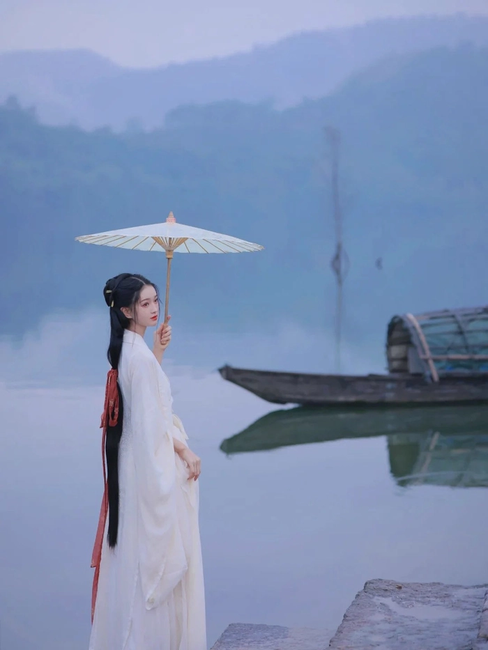Thiếu nữ cổ trang Trung Quốc dáng ngọc