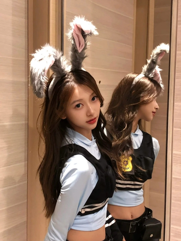 Ảnh cosplay thỏ xám với ánh nhìn sắc lạnh