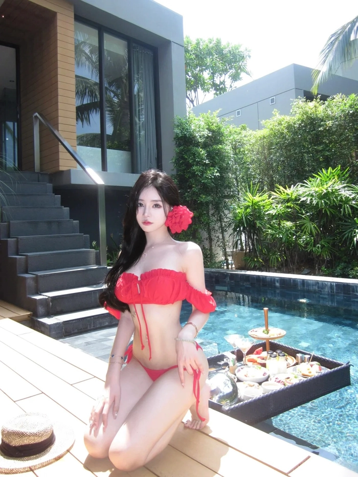 Ảnh gái Thái Lan bên bể bơi