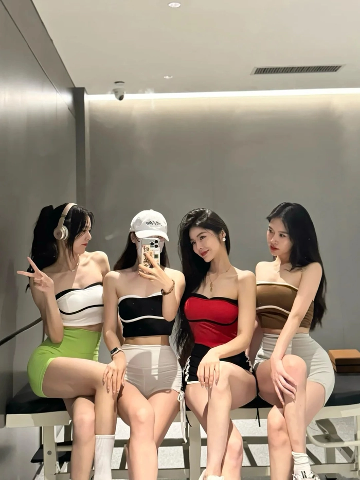 Ảnh gái đẹp mặc bikini tập gym