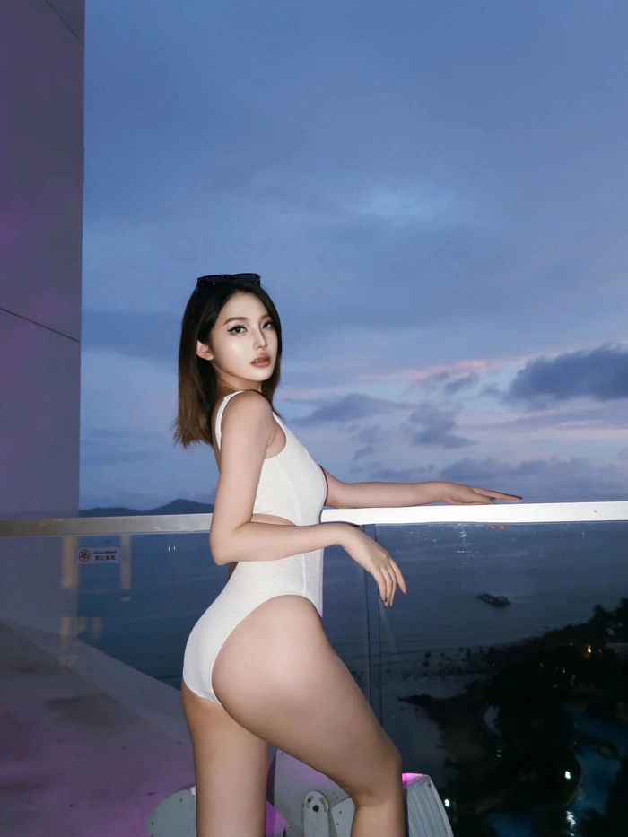 Ảnh gái mặc bikini màu trắng
