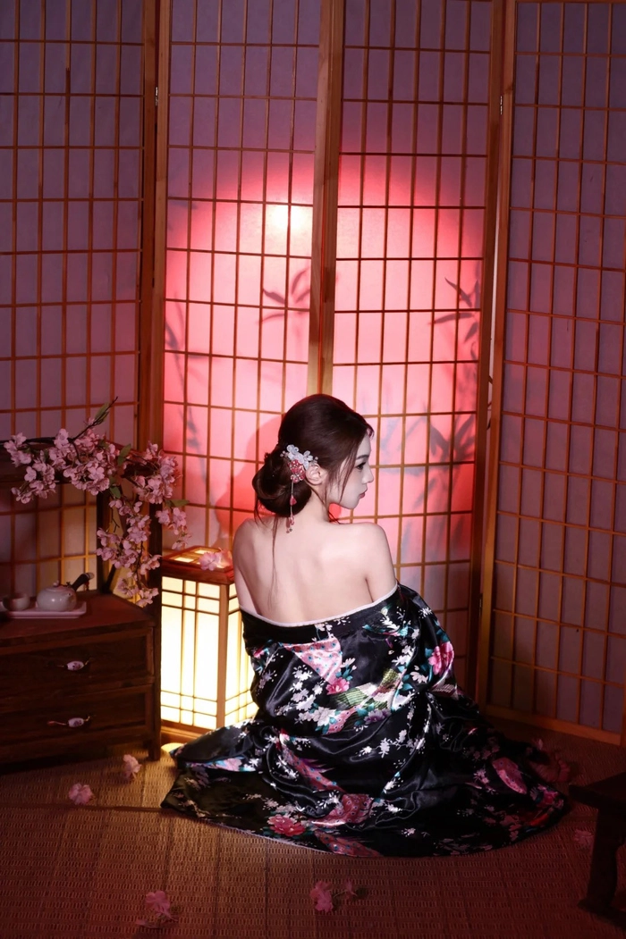 Ảnh gái mặc kimono hở vai