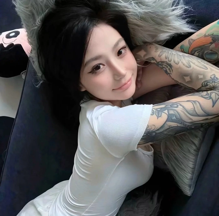 Ảnh gái xăm hình quyến rũ