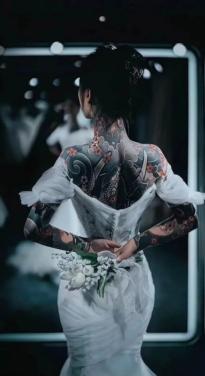 Ảnh gái xăm kín lưng