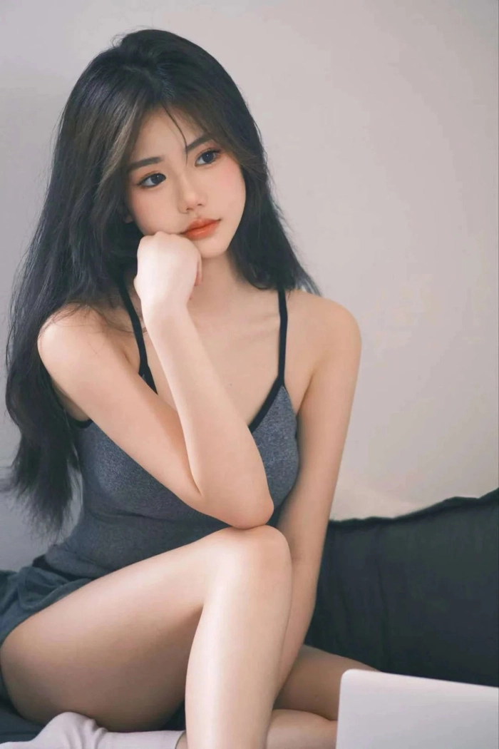 Ảnh gái xinh 2k8 tóc dài che mặt