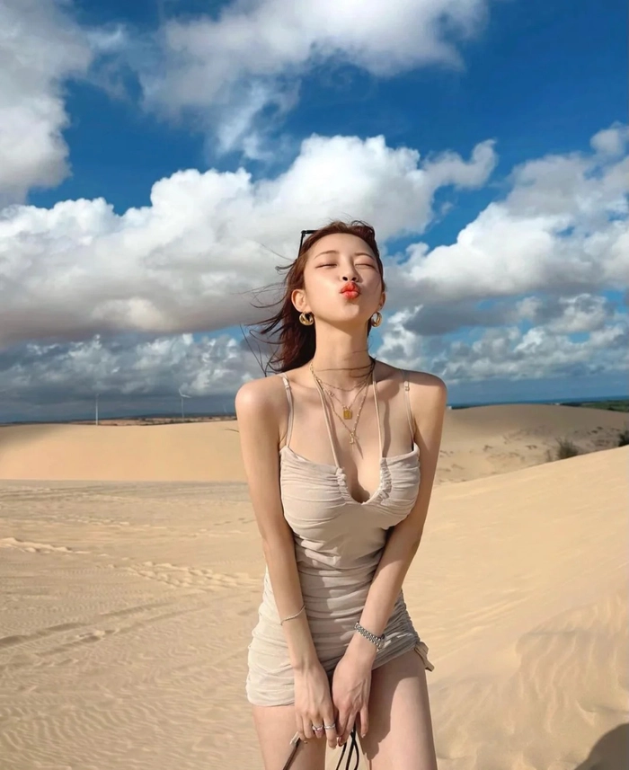Ảnh gái xinh Hàn Quốc mặc váy bó sát