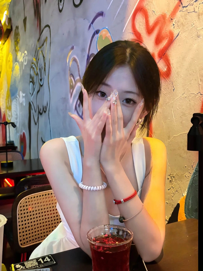 Ảnh gái xinh che mặt vì say