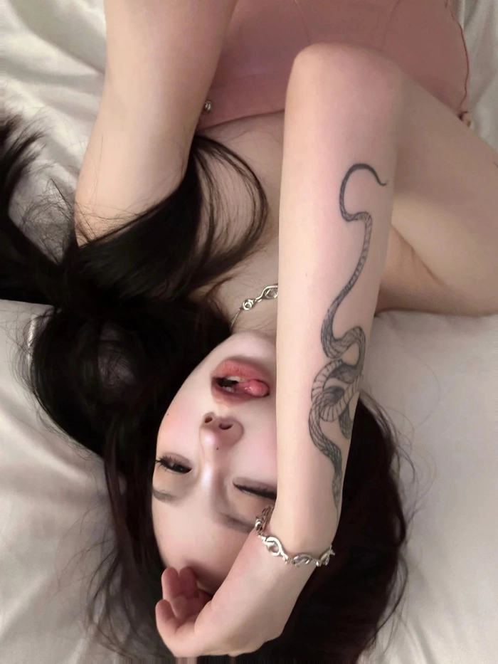 Ảnh gái xinh có hình xăm