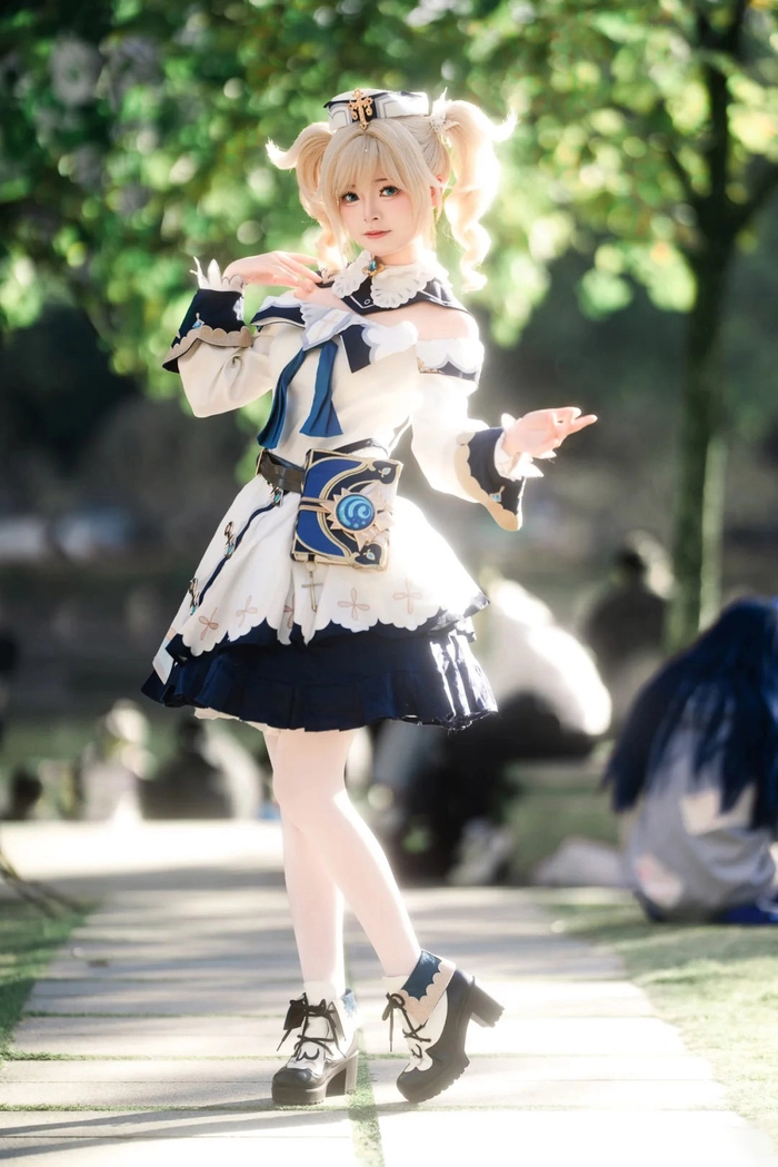 Ảnh gái xinh cosplay Genshin tạo dáng đáng yêu