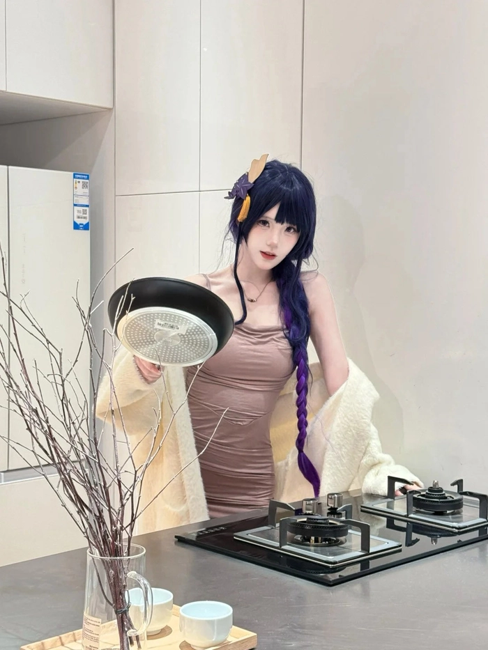 Ảnh gái xinh cosplay Genshin tạo dáng quyến rũ