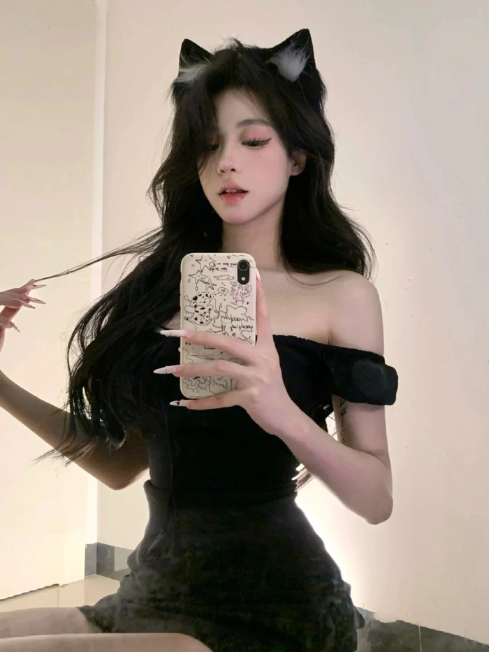 Ảnh gái xinh cosplay mèo đen huyền bí