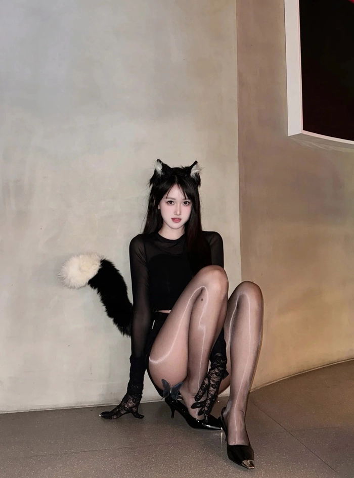 Ảnh gái xinh cosplay mèo đen trong studio