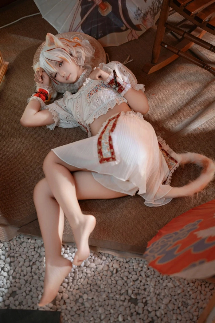 Ảnh gái xinh cosplay mèo trắng cực dễ thương