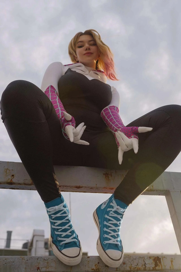 Ảnh gái xinh cosplay người Nhện đen táo bạo