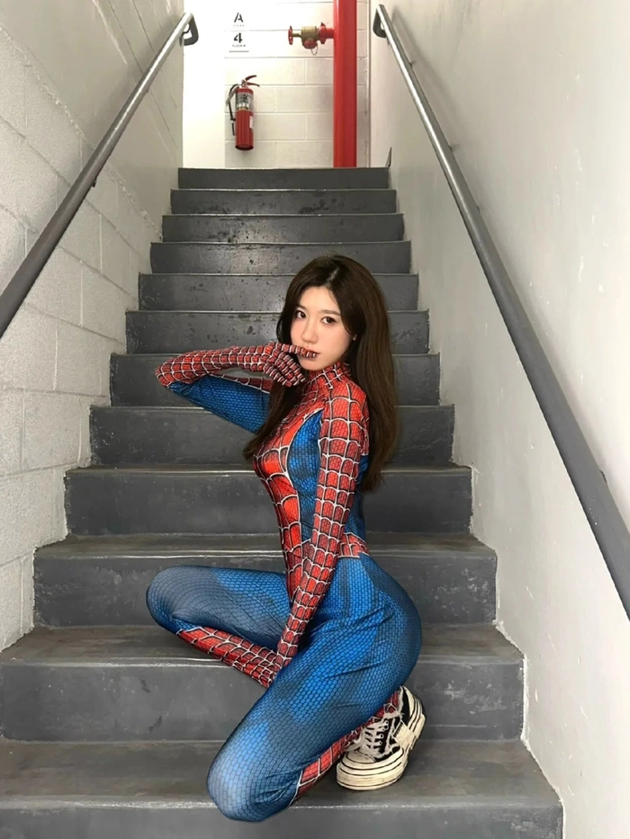 Ảnh gái xinh cosplay người Nhện trên mạng