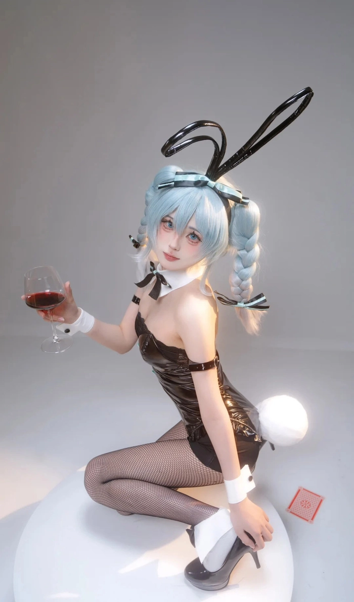 Ảnh gái xinh cosplay thỏ đen khoe vai trần