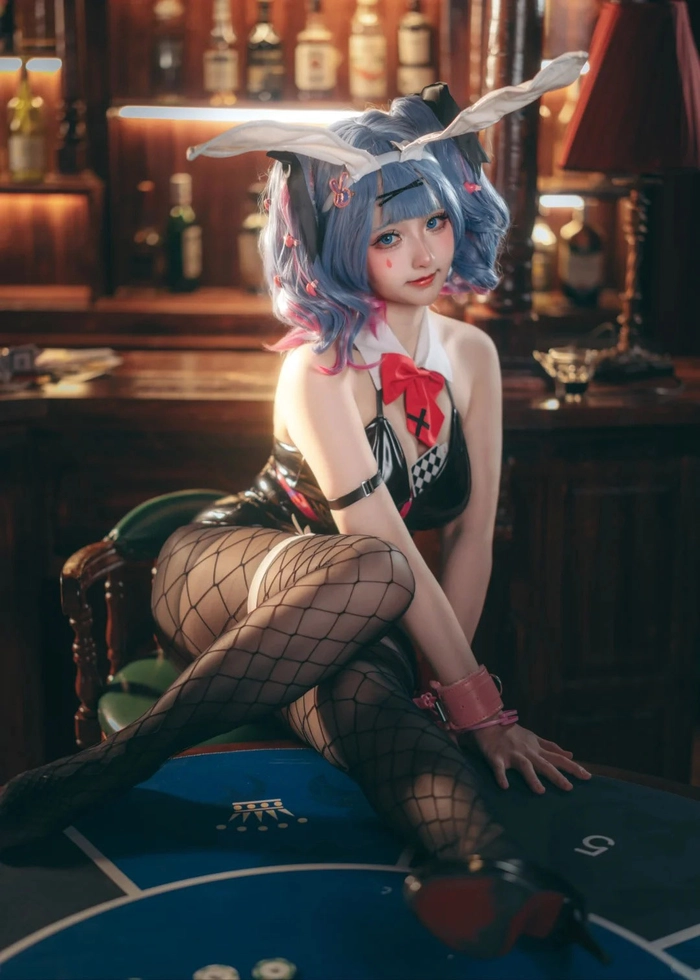 Ảnh gái xinh cosplay thỏ đen trong studio