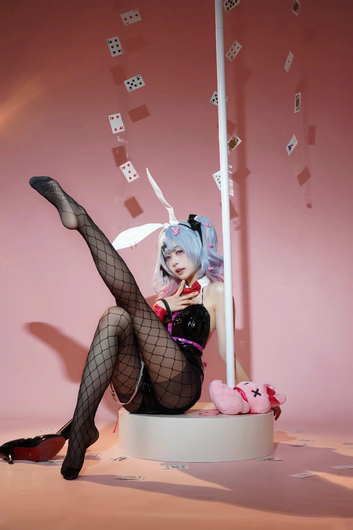 Ảnh gái xinh cosplay thỏ đen với tất lưới