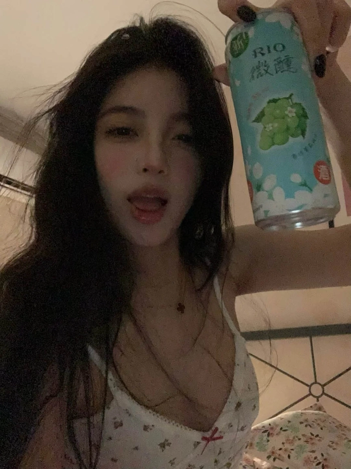 Ảnh gái xinh cười khi say