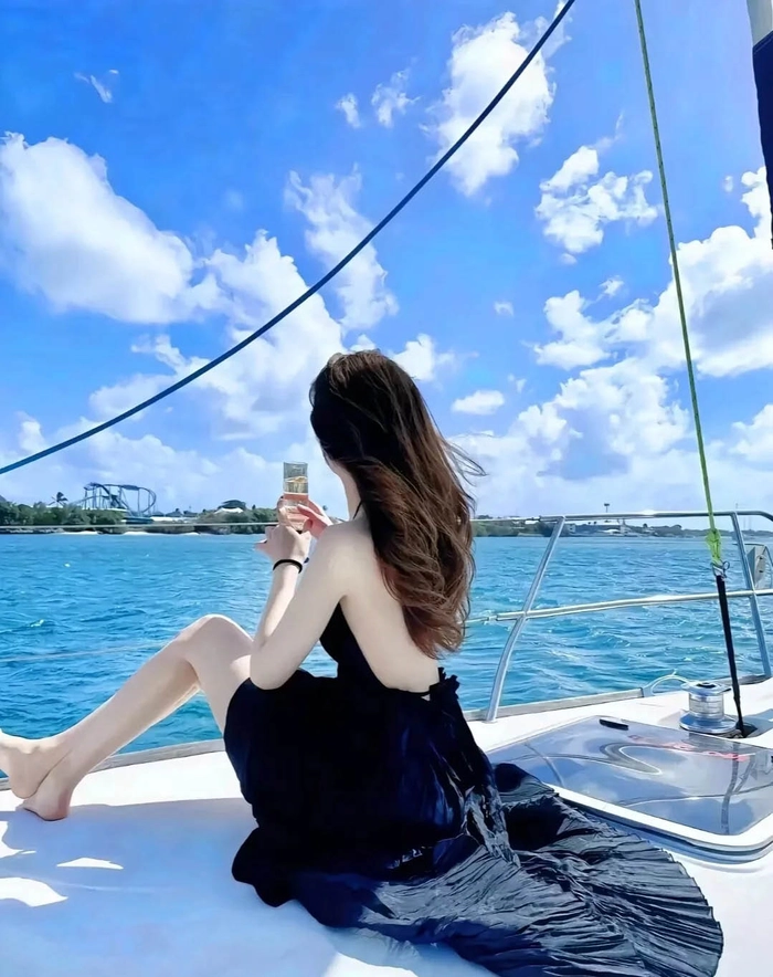 Ảnh gái xinh dáng chuẩn mặc áo hai dây hở lưng