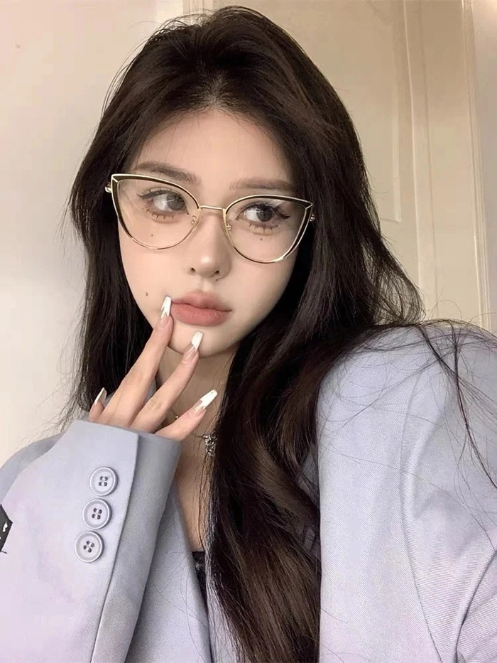Ảnh gái xinh đeo kính cute