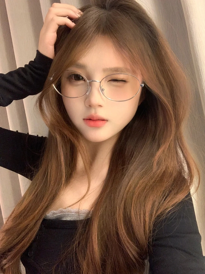 Ảnh gái xinh đeo kính đời thường