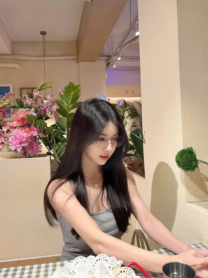 Ảnh gái xinh đeo kính nhìn nghiêng