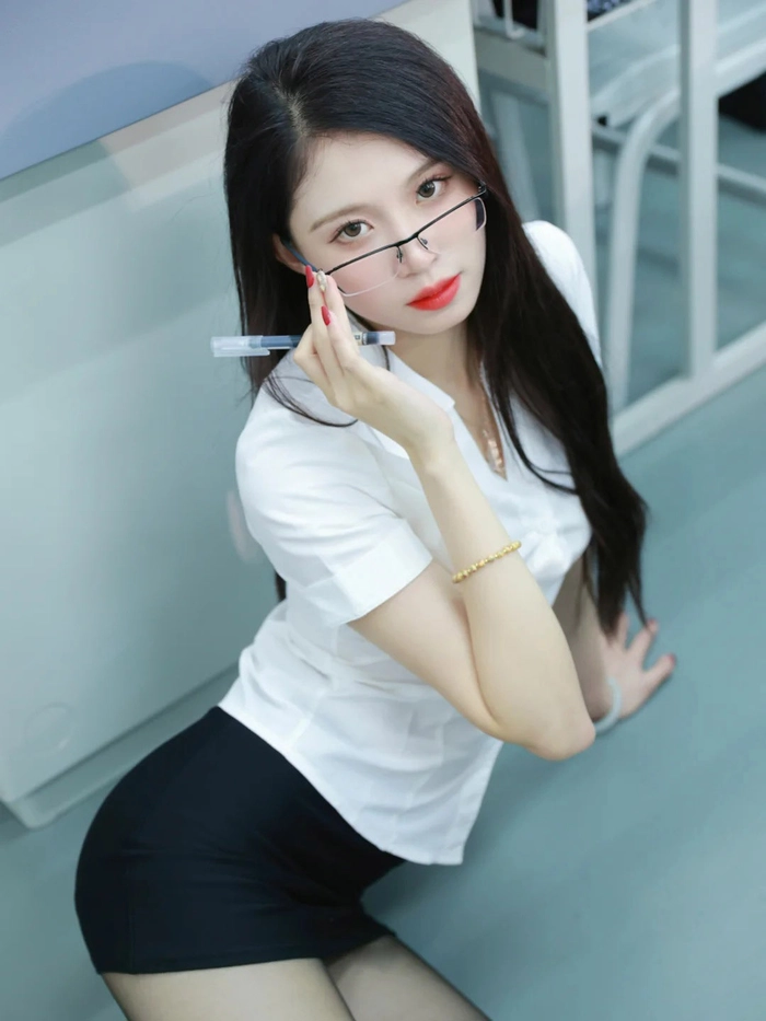 Ảnh gái xinh đeo kính selfie