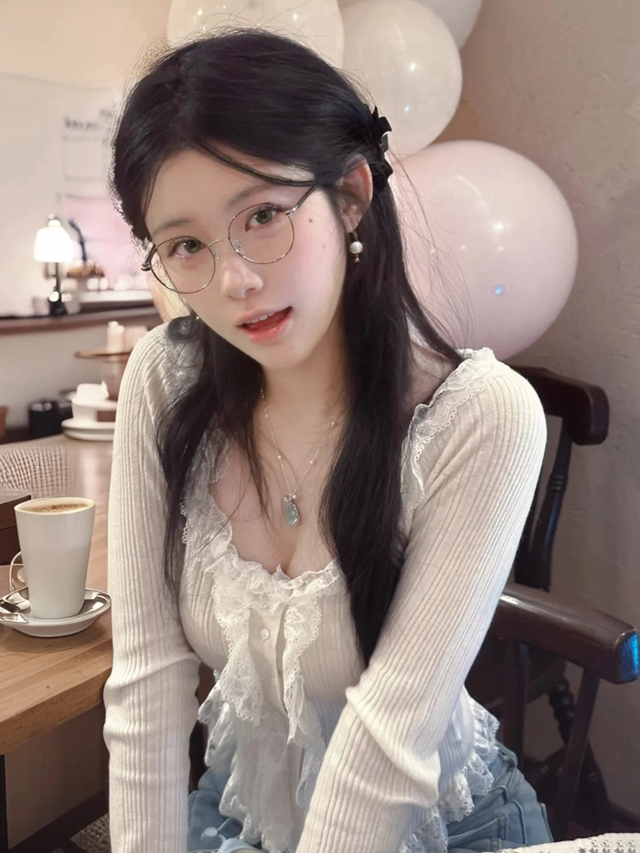 Ảnh gái xinh đeo kính thời trang