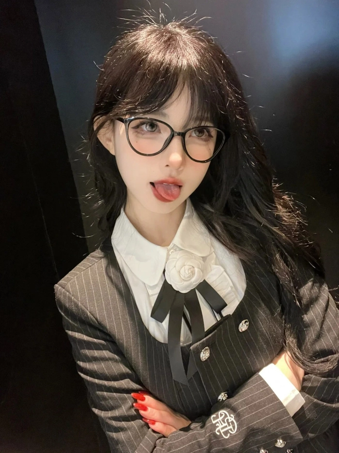 Ảnh gái xinh đeo kính tròn