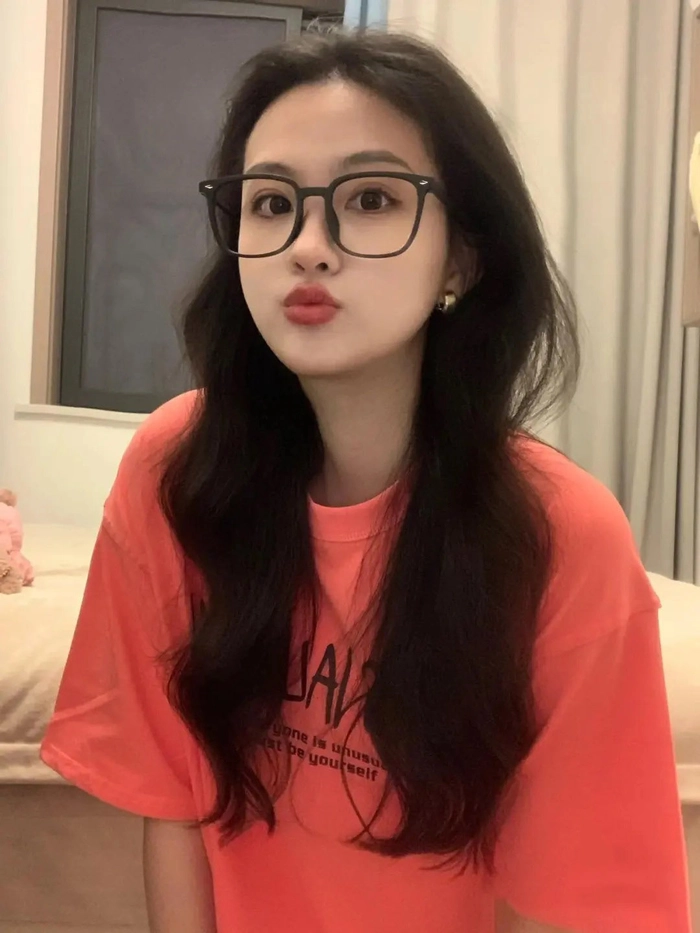 Ảnh gái xinh đeo mắt kính
