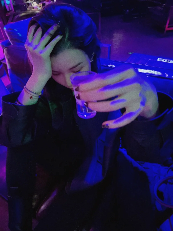 Ảnh gái xinh karaoke cute