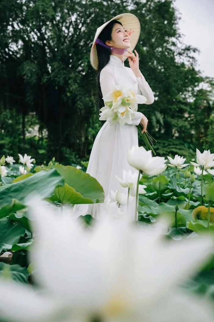 Ảnh gái xinh mặc áo dài nghiêng đầu