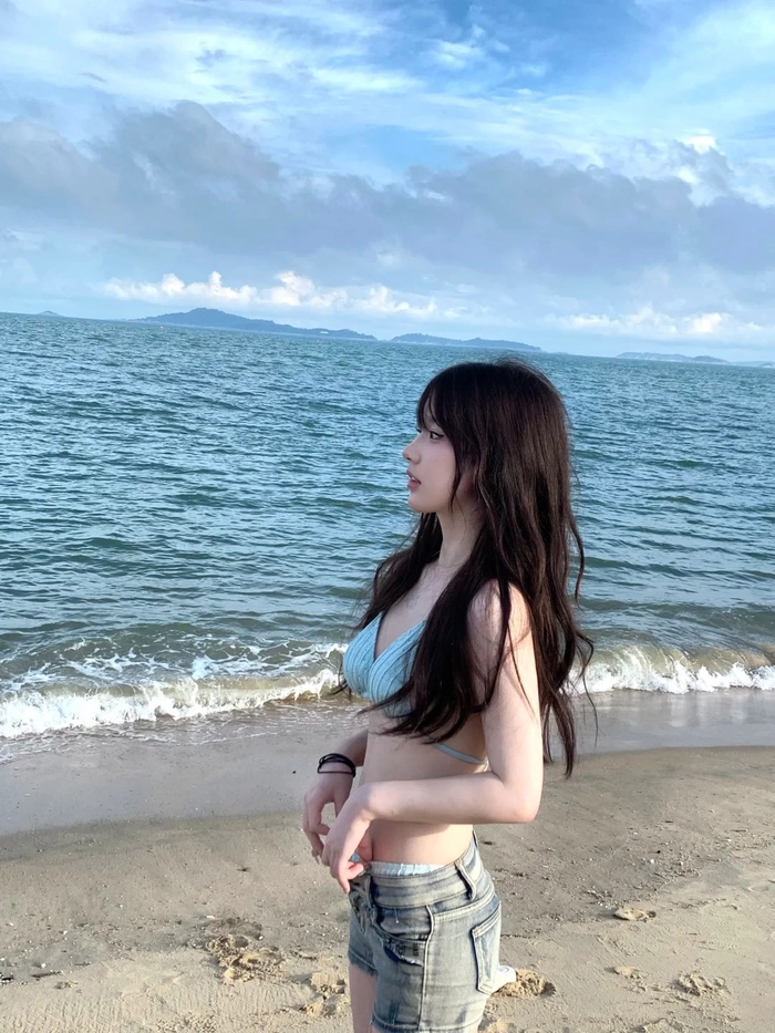 Ảnh gái xinh mặc bikini đi biển