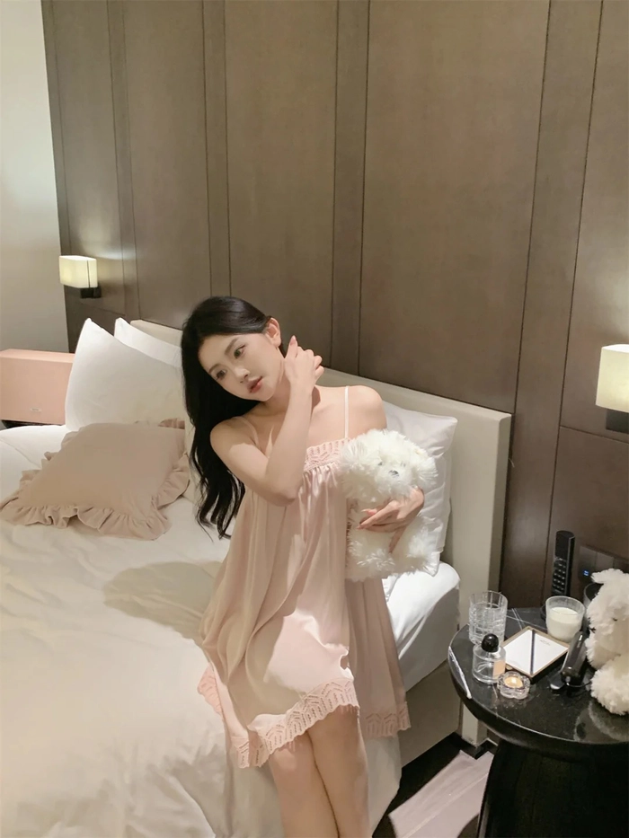 Ảnh gái xinh mặc đồ ngủ mỏng
