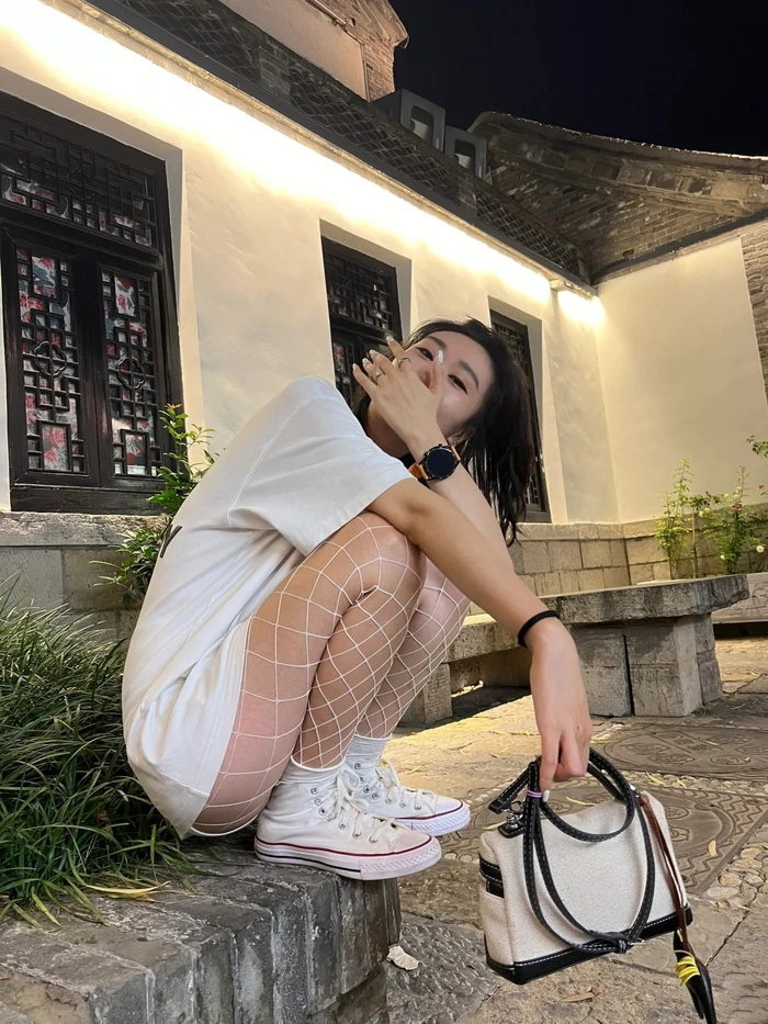Ảnh gái xinh mặc quần tất trắng
