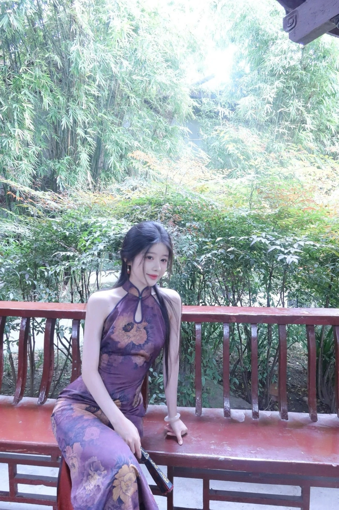 Ảnh gái xinh mặc sườn xám hút mắt