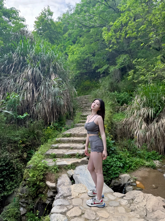 Ảnh gái xinh mặc váy ôm sát