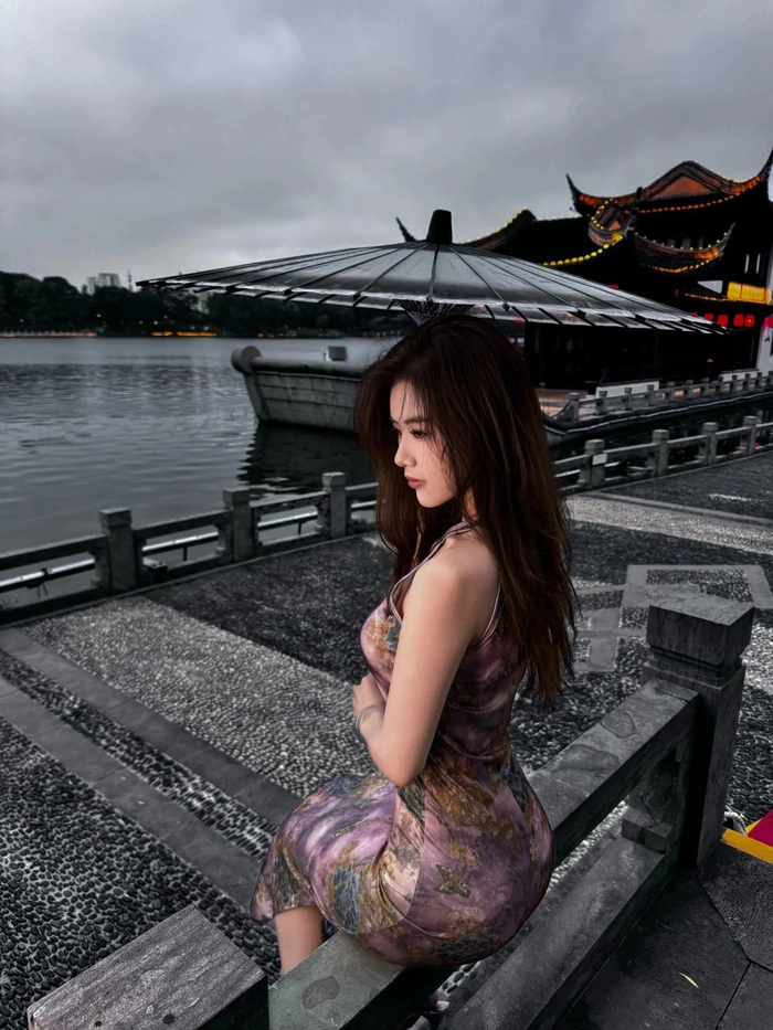 Ảnh gái xinh ngồi quay lưng