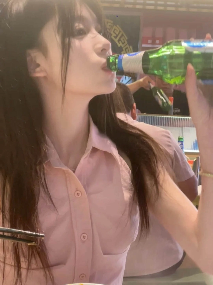 Ảnh gái xinh ngồi say bên bàn