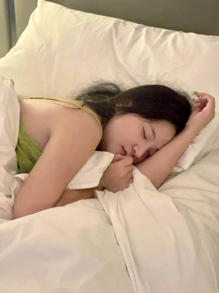 Ảnh gái xinh ngủ khi say rượu
