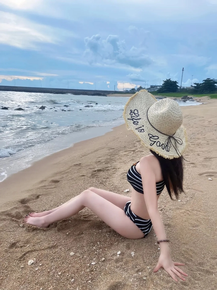 Ảnh gái xinh quay lưng mặc bikini